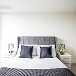 Excellent City Centre Apartment With Juliet Balcony By Bold Apartments