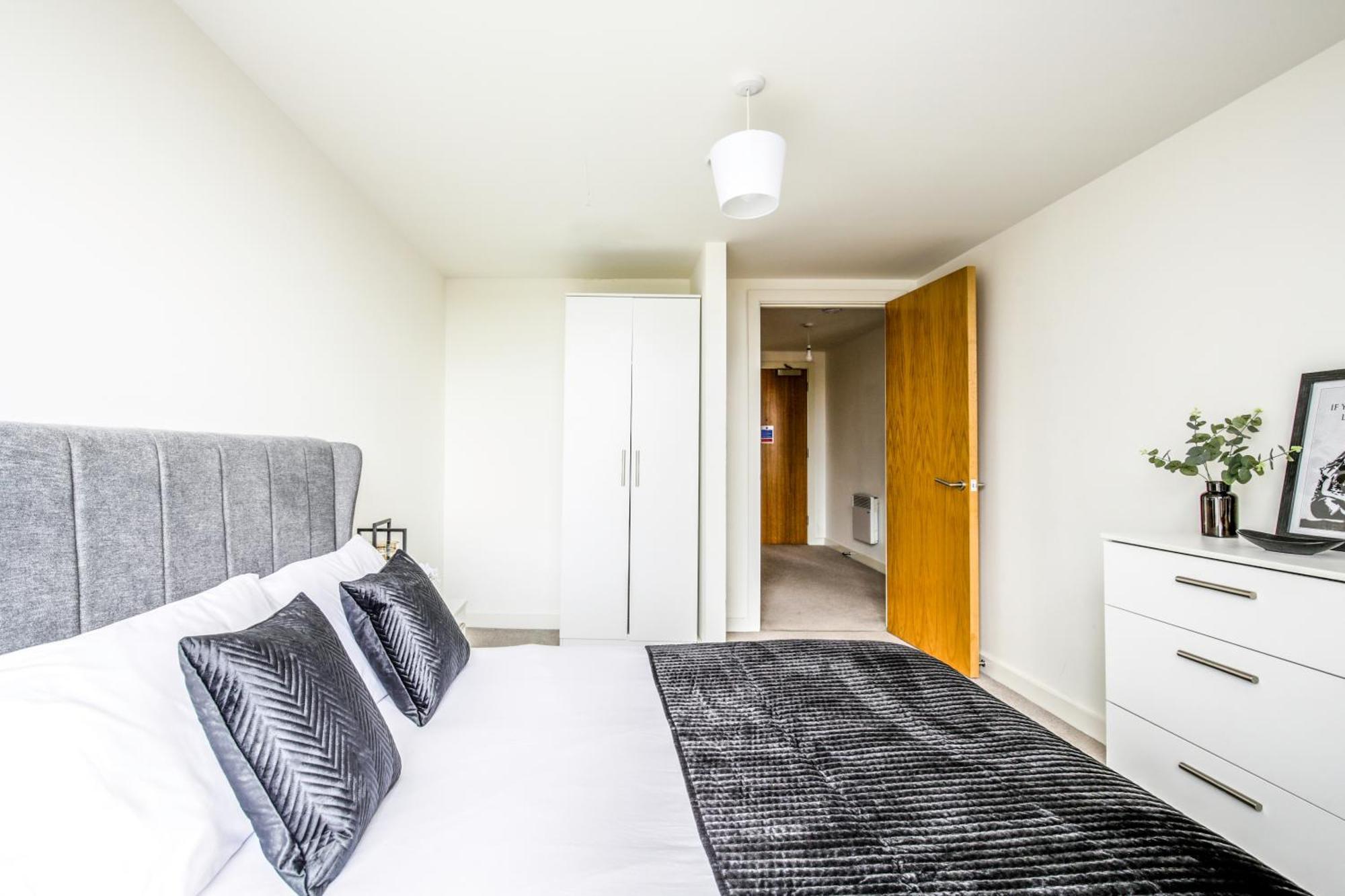 Excellent Centre With Juliet Balcony By Bold Apartment